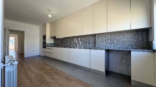Apartamento T3 à venda na Rua Dr. Francisco Mendes