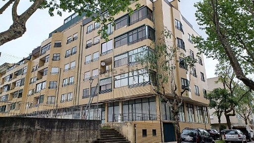 Apartamento T4 à venda na Rua Rosália Castro