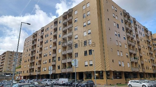 Apartamento T4 à venda na Praça Paulo Vidal