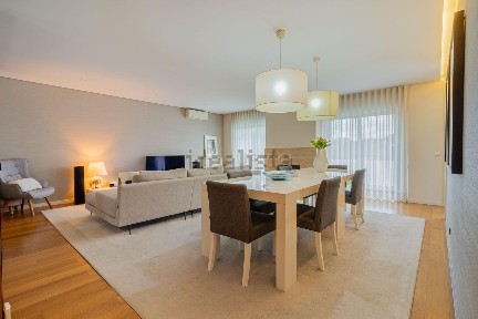 Apartamento T3 à venda na Rua António Cândido Pinto, 34