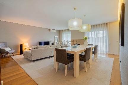 Apartamento T3 à venda na Rua António Cândido Pinto, 34
