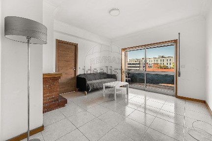 Apartamento T4 à venda na Rua Nova de Santa Cruz