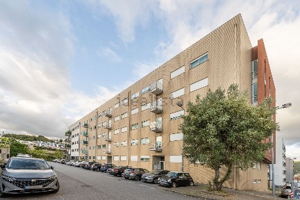 Apartamento T3 à venda na Rua Amália da Costa Lima