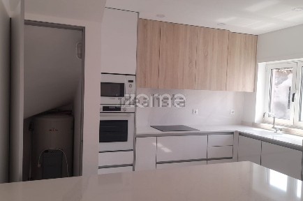 Apartamento T3 à venda na Rua Doutor António José Teixeira, 68