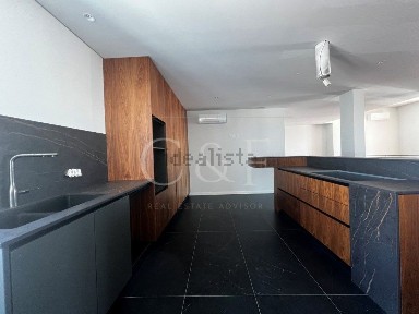 Apartamento T4 à venda no Largo de São Pedro