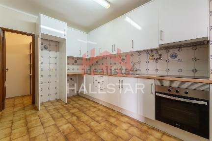 Apartamento T2 à venda na Avenida Manuel da Silva Carolino, 17