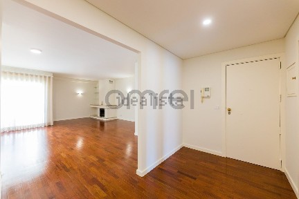 Apartamento T3 à venda na Rua Conselheiro Januário, 41
