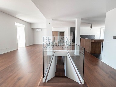 Apartamento T4 à venda no Largo de São Pedro