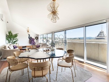 Apartamento T3 à venda no Largo de São Pedro