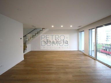 Apartamento T3 à venda na Rua do Hospital Militar