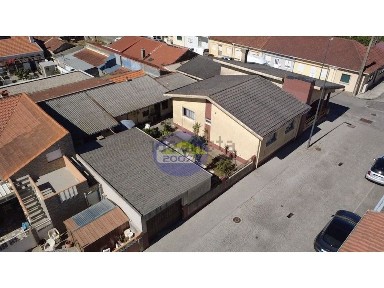 Moradia geminada à venda em Silvalde