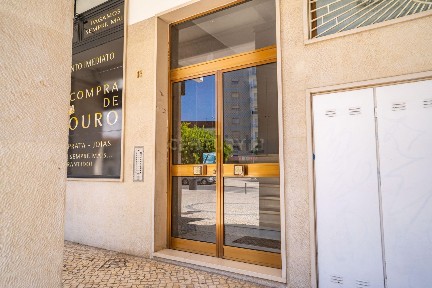 Apartamento T3 à venda na Avenida 1º de Maio, 18