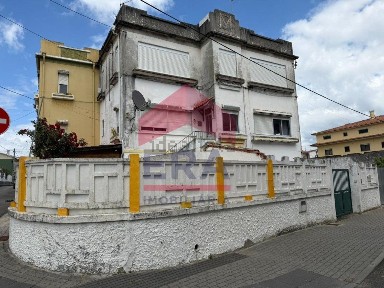 Apartamento T2 à venda na Rua Ferreira do Amaral