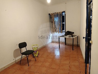 Moradia independente à venda na Avenida Escolas