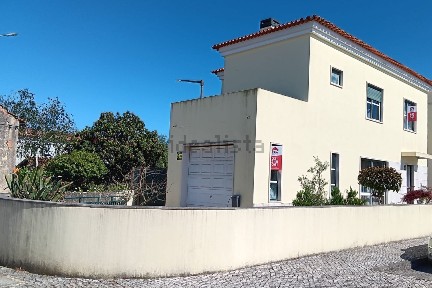 Moradia em banda à venda na Avenida Doutor Manuel Lousada
