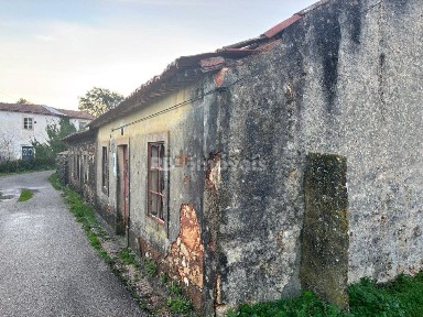 Moradia independente à venda na Rua Monte Trigo, 23