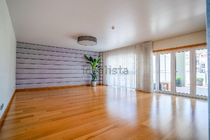Apartamento T4 à venda na Avenida da Independência Nacional, 17 a