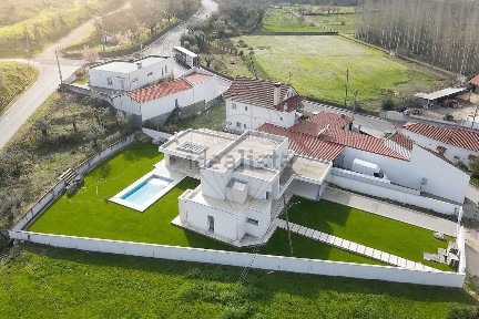 Moradia independente à venda em Caxarias