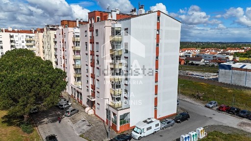 Apartamento T3 à venda na Praça Amílcar Alexandre Gordalina