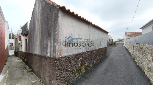 Moradia independente à venda no Centro de Oliveira de Azeméis