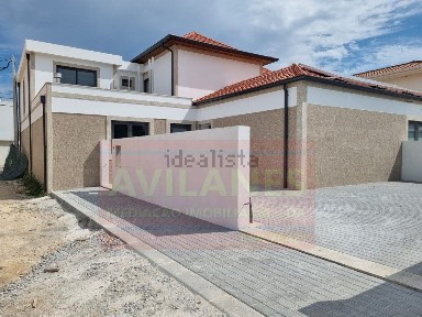 Moradia independente à venda em Lobão