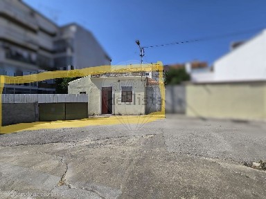 Moradia independente à venda no Largo das Vaginhas