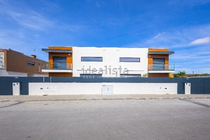 Moradia geminada à venda em Aradas