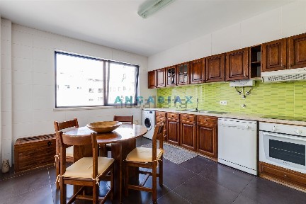 Apartamento T3 à venda na Avenida Marquês de Pombal, 23