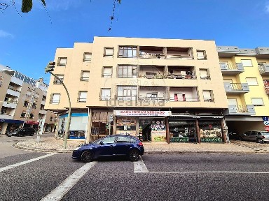 Apartamento T4 à venda na Avenida Primeiro de Maio