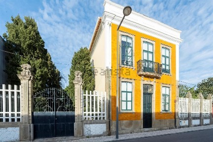 Moradia independente à venda na Rua Ferreira Meneres, 101