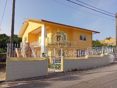 Moradia independente à venda em Santa Maria de Lamas