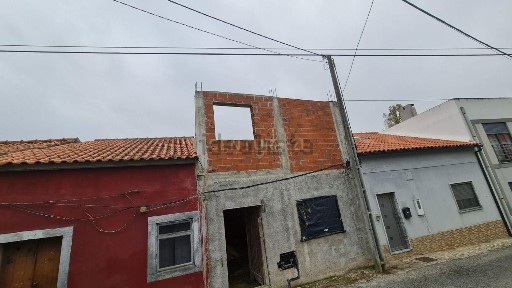 Moradia independente à venda na Rua de Santo António s/n