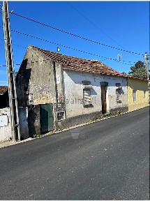 Moradia independente à venda na Rua Professor Firmino Brito da Costa