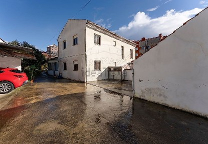 Moradia geminada à venda na Avenida Manuel Maria da Rocha Colmieiro, 22