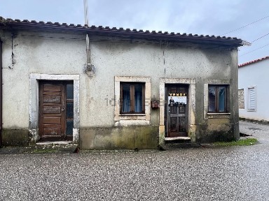 Moradia geminada à venda na Rua Vila
