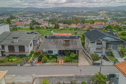 Moradia independente à venda na Rua Professor Doutor António Joaquim Ferreira da Silva, 1212
