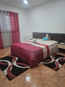 Moradia independente à venda na Rua Doutor Sá Carneiro