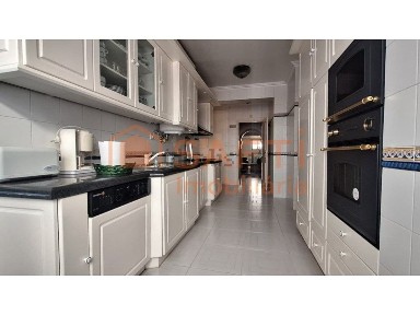 Apartamento T5 à venda na Avenida Marquês de Pombal, 50