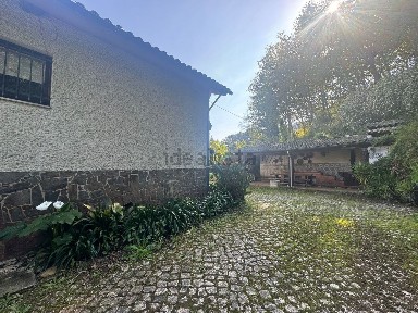 Moradia independente à venda na Rua Manuel de Sousa Carneiro s/n