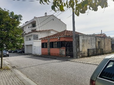Moradia independente à venda em Paços de Brandão