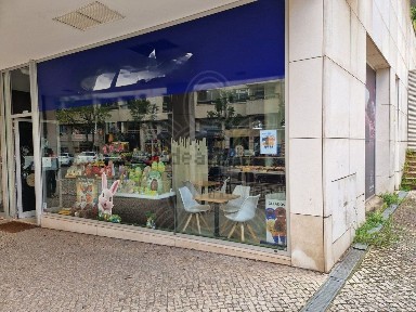 Espaço comercial à venda na Penedo da Saudade