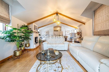 Apartamento T5 à venda na Rua Miguel Bombarda