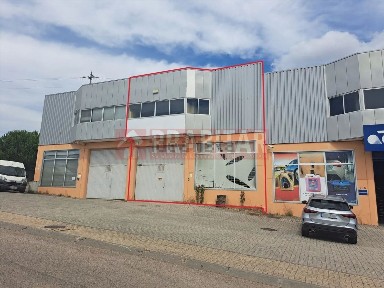 Armazém com rentabilidade à venda na Rua Cerca