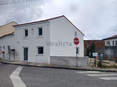Moradia geminada à venda na Rua Professor Jaime Oliveira