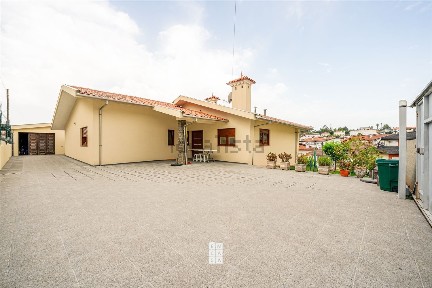 Moradia independente à venda no Centro de Oliveira de Azeméis