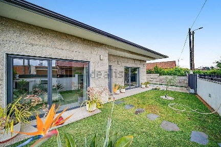 Moradia independente à venda na Rua Nova