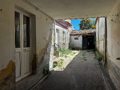 Moradia independente à venda na Rua dos Atoleiros