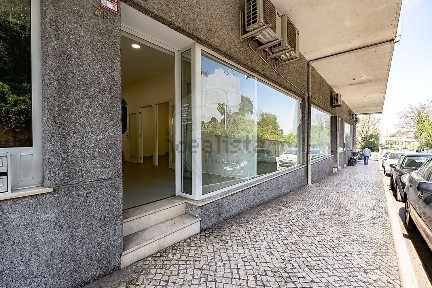 Espaço comercial à venda na Rua Figueira da Foz