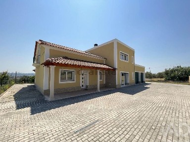 Moradia independente à venda em Tomar e Santa Maria dos Olivais