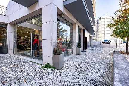 Espaço comercial à venda na Rua General Humberto Delgado